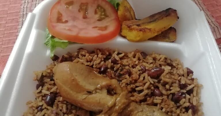 Fotografía de un plato de comida caribeña